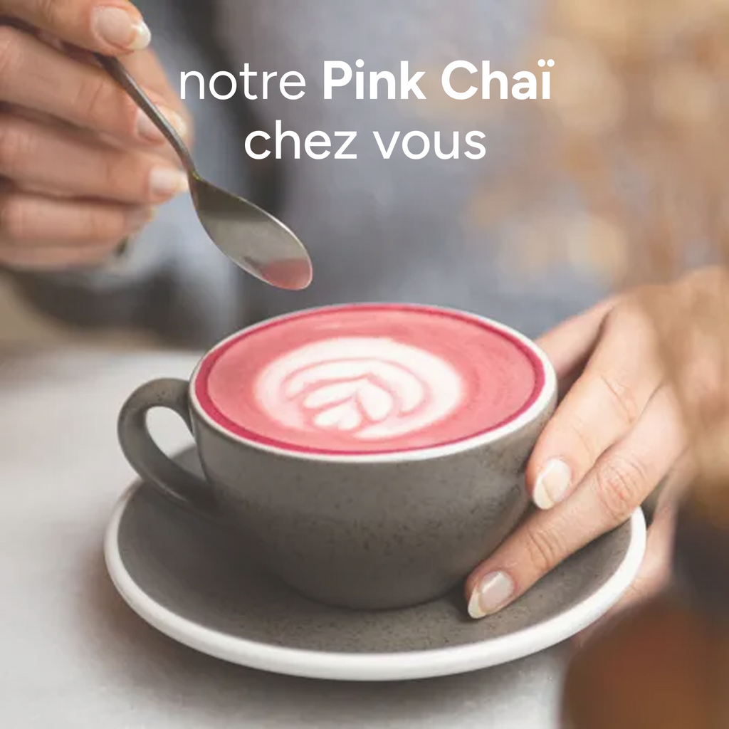Tasse de pink latte rose onctueux, préparé à partir du Pink Chaï de nümorning
