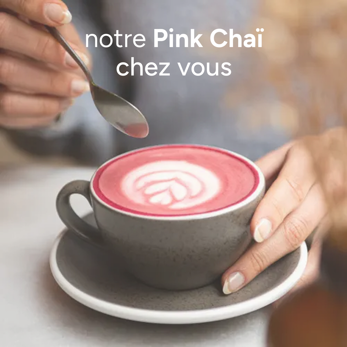 Tasse de pink latte rose onctueux, préparé à partir du Pink Chaï de nümorning