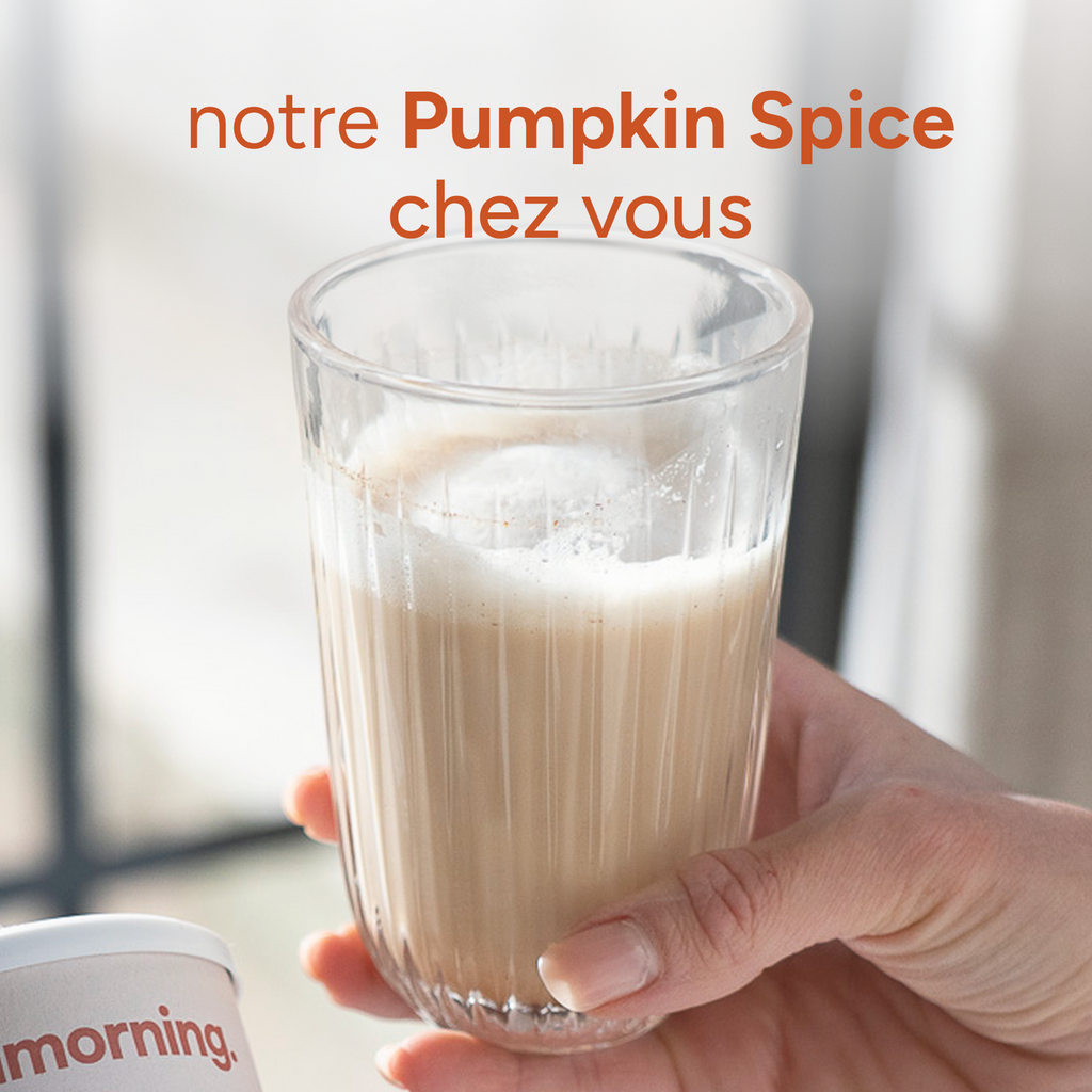 Verre de pumpkin spice latte orangé et onctueux, préparé à partir du mélange nümorning