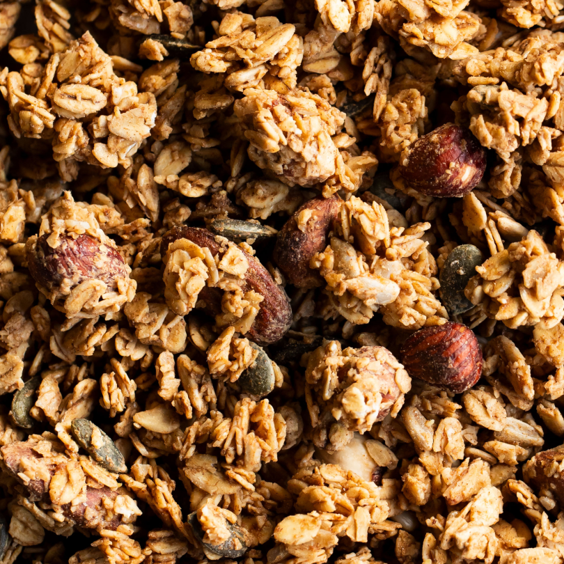 Gros plan sur le granola amande, noisette et cannelle L'original de nümorning