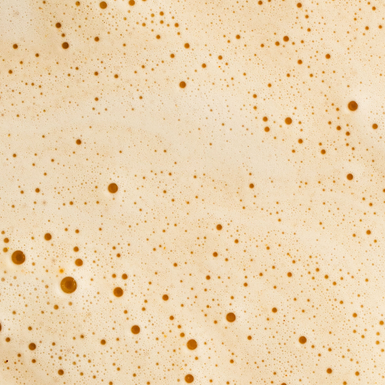 Gros plan sur le chai latte bio en poudre L’Original Chaï de nümorning après préparation